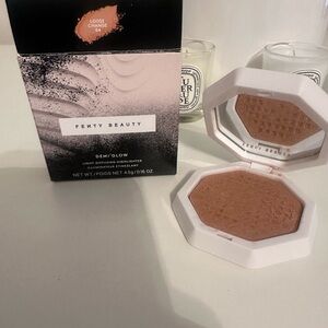 Fenty Beauty Light-Diffusing Highlighter in Loose Change